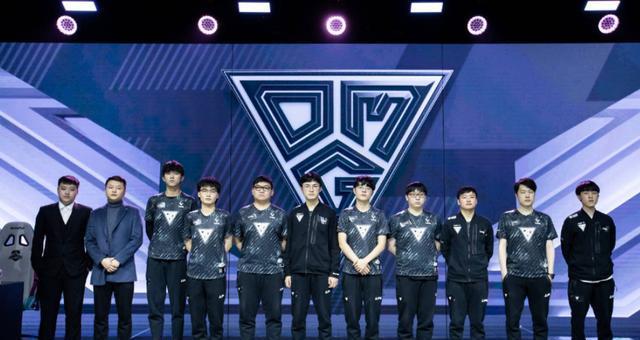 他在赛后采 他在赛后采